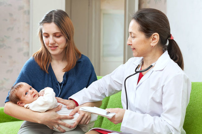 Врач педиатр и мама с новорождённым