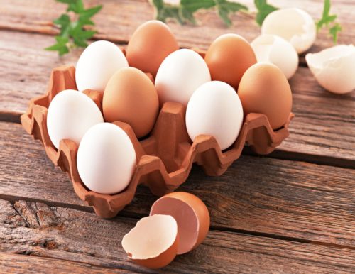 Яйца куриные в ячейке крупным планом