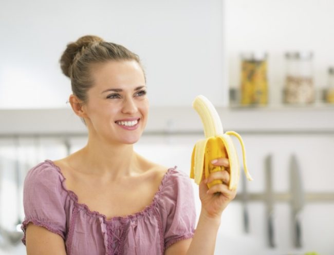 Женщина и жёлтый банан в руке