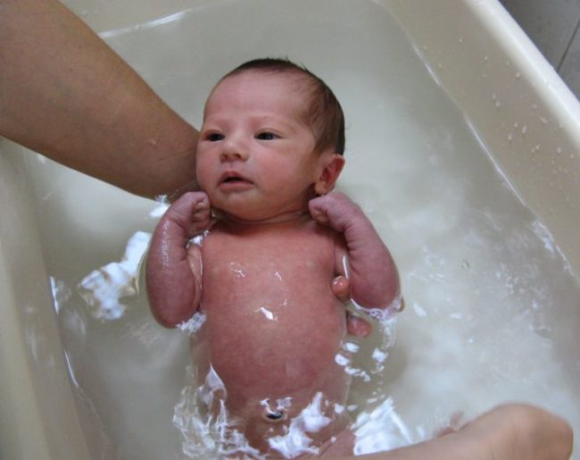 Водные процедуры для новорождённого