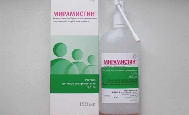 На белом фоне бело-зелёный флакон с лекарственным средством Мирамистин