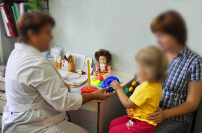 Осмотр ребёнка врачом на приёме в поликлинике