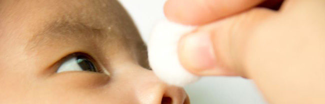 Промывание глаза у новорождённого ватным диском