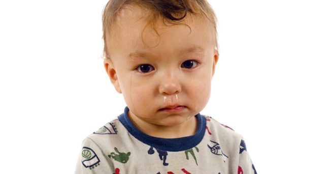 Прозрачные, водянистые соли у маленького ребёнка с карими глазами