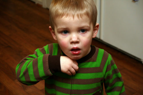 Одышка у ребёнка в серо-зелёном свитере