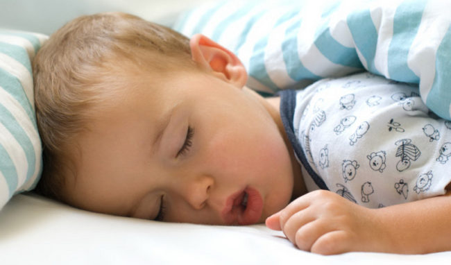 Дышащий ртом во сне ребёнок спит накрытый одеялом