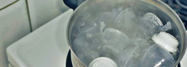 Стерилизация кипятком в кастрюле бутылочек для кормления