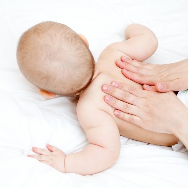 Противорахитный массаж для ребёнка который лежит на животе