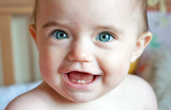 Два молочных зуба у ребёнка