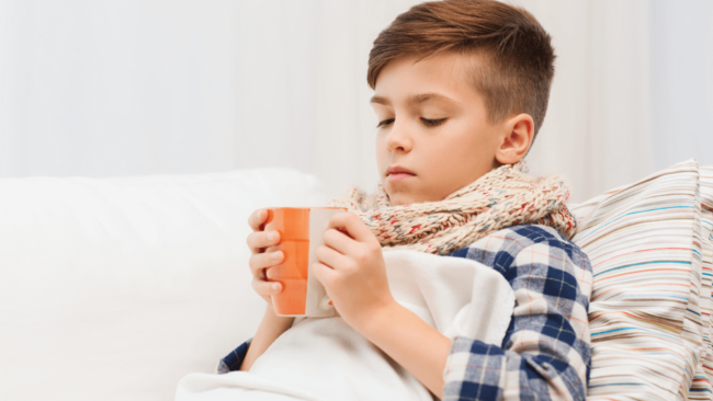 Ребёнок пьёт тёплый чай при простуде