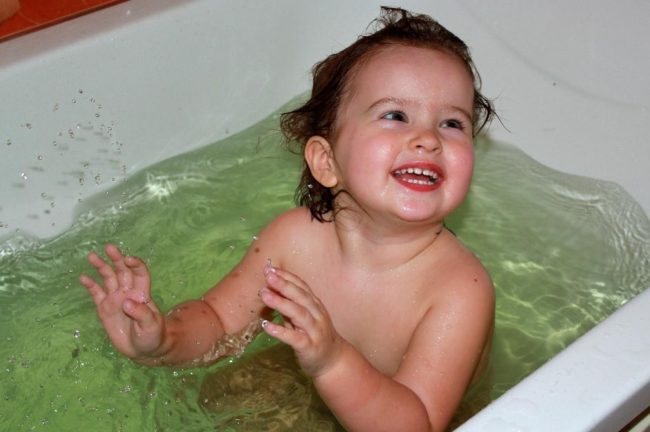 Ребёнок купается в ванной вода хвойная специальная