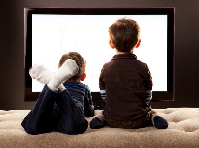 Дети включили телевизор с белым фоном и смотрят в него
