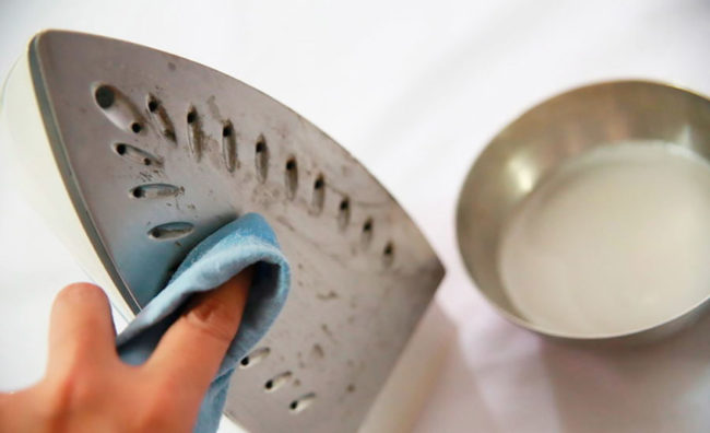 Очищаем тряпкой рабочую поверхность утюга после применения хозяйственного мыла