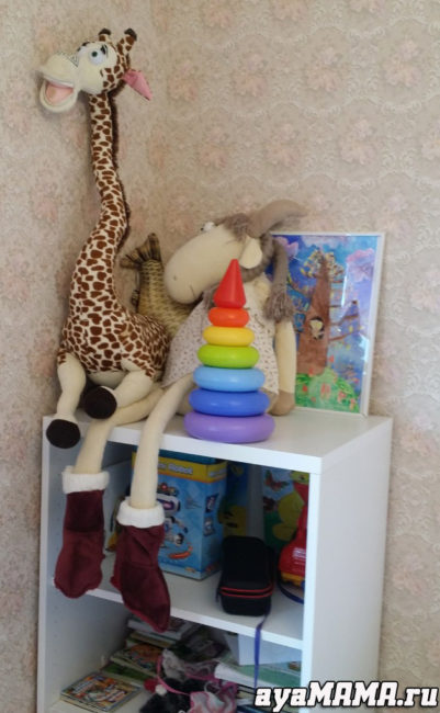 Мягкие игрушки в детской комнате на шкафу