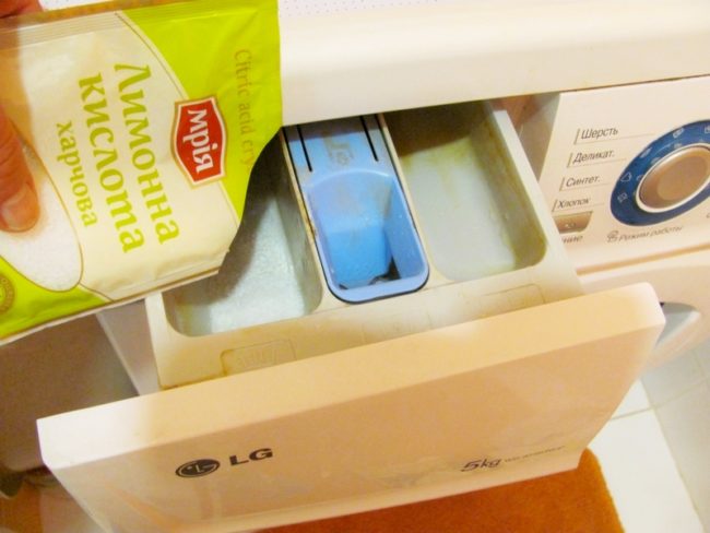 Добавление лимонной кислоты в лоток стиральной машины