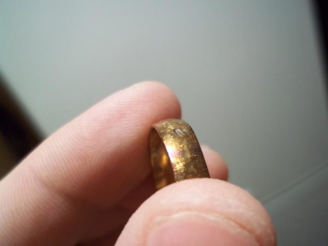Почерневшее кольцо из золота после чистки царапины