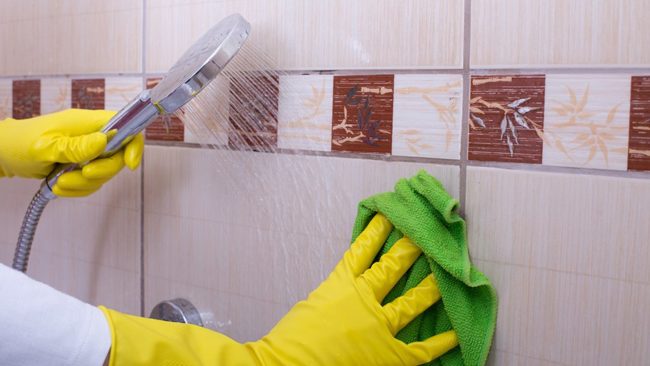 Использование кипятка при отмывании от налёта плитки рядом с ванной на стене