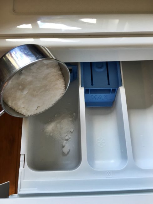 Чистка отдела для моющих средств при помощи соды на стиральной машинке автоматического действия