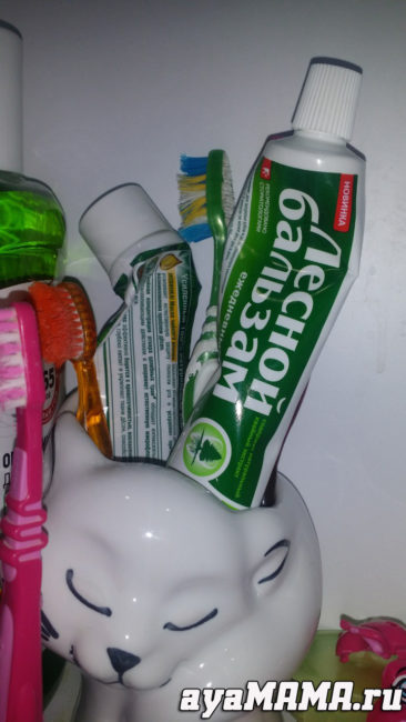 Зубная паста и детские зубные щётки в ванном шкафчике