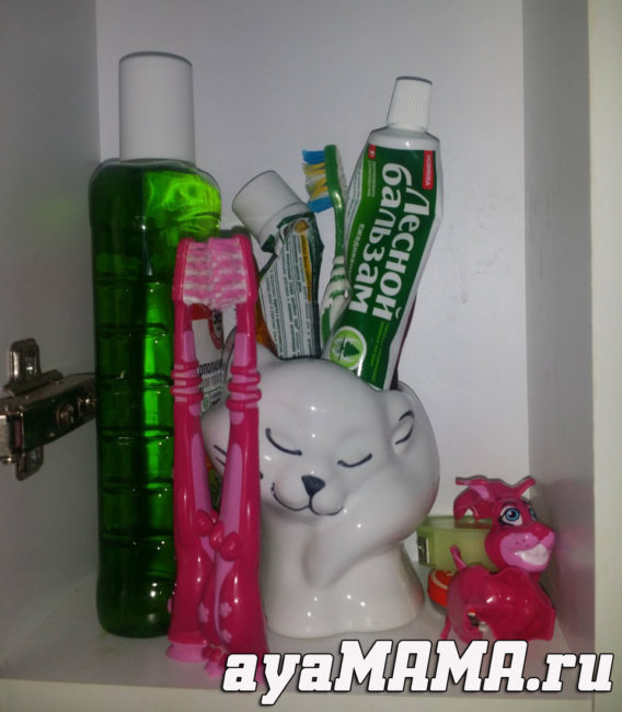 Зубная паста с щётками в ванном шкафчике