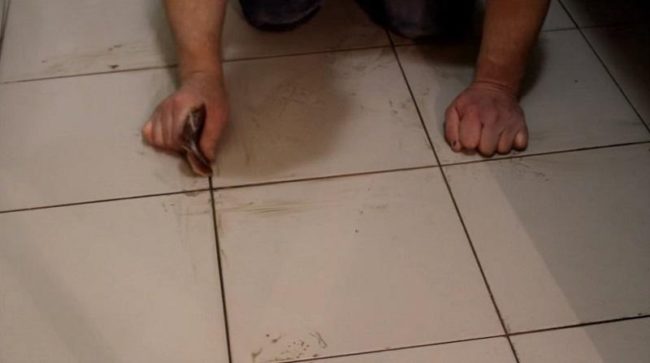 Очистка следов плесени на полу и плитке в ванной