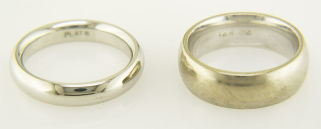 Два потускневших кольца из белого золота