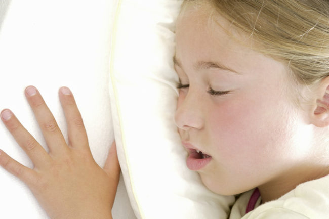 Ребёнок девочка спит с открытым ртом и храпит