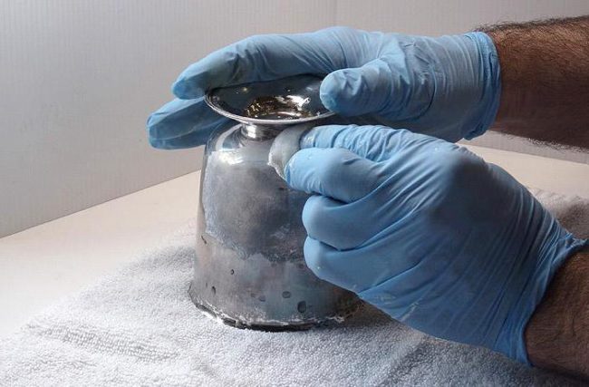 Чистка серебрянной посуды в резиновых перчатках нашатырным спиртом