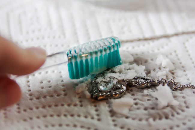 Чистка изделия из серебра зубной щёткой средством из ювелирного магазина