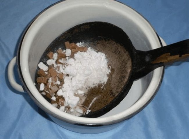 Приготовление раствора для чистки внутри кастрюли из клея и соды