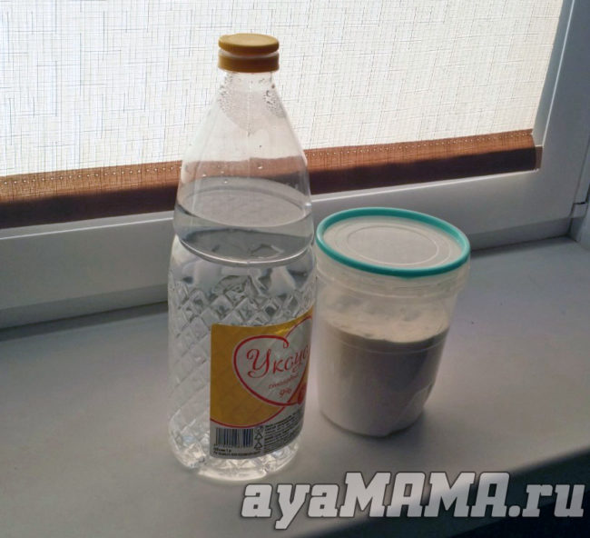 Пищевая сода в упаковке и уксус в бутылке