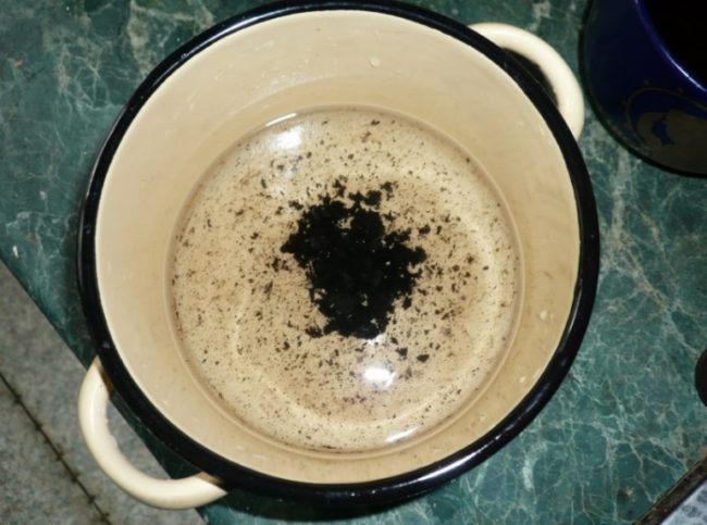 В эмалированную кастрюлю засыпали молотого кофе в воду