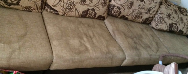 Грязный диван вблизи грязные подушки