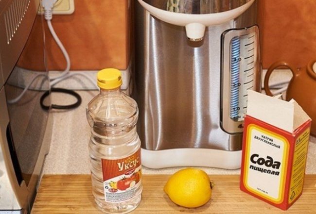 Уксус сода и лимон рядом с электрочайником
