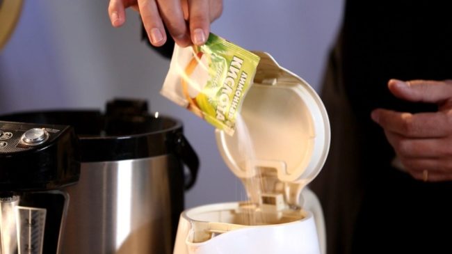 Лимонная кислота добавляется в чайник из бумажной упаковки