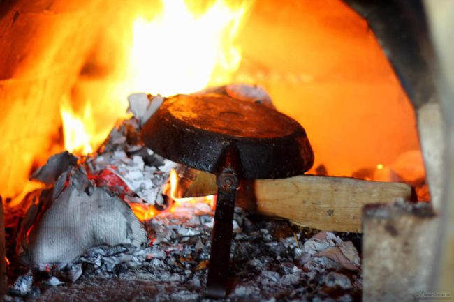 Обжиг для чистки нагара сковороды в русской печи