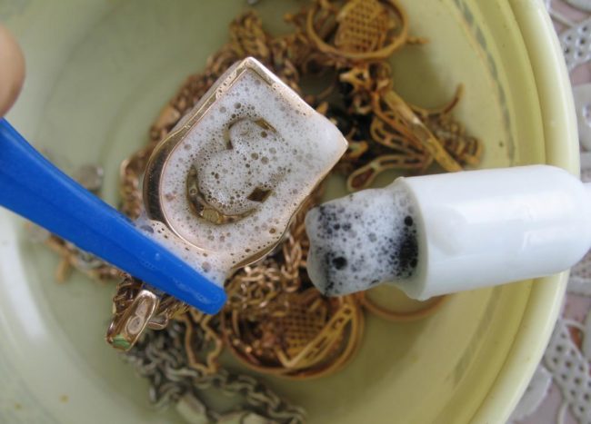 Чистка золотого изделия зубной пастой при помощи зубной щётки
