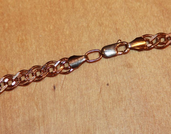 Фальшивая золотая цепочка с видимыми потертостями после ношения